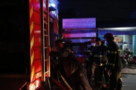 Lực lượng chức năng có mặt kịp thời, khống chế vụ cháy tại Công ty CP Kỹ nghệ thực phẩm Việt Sin.