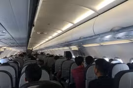 Nữ hành khách 'chôm' áo phao trên máy bay