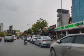 “Bát nháo” vi phạm trật tự đô thị tại phường Mễ Trì