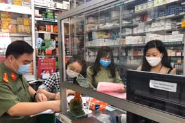 Cán bộ liên ngành quận Cầu Giấy (TP Hà Nội) kiểm tra các cơ sở kinh doanh thuốc trên địa bàn.
