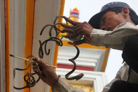 Người đàn ông mang “móng tay quỷ”