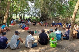 Nhóm người đánh bạc bị công an bắt giữ tại hiện trường.