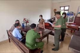 Cơ quan điều tra đọc quyết định khởi tố bị can Vũ Thị Hạnh. Ảnh: Công an tỉnh Nam Định.