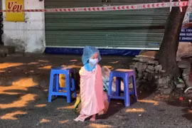 Bé gái 3 tuổi là F0 được đưa đi cách ly trong đêm ở Hà Nội