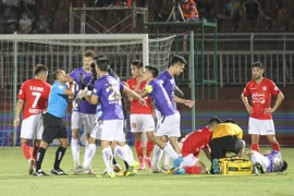 Trọng tài: "Tôi cầm sẵn cả 2 thẻ sau pha vào bóng của Hoàng Thịnh"