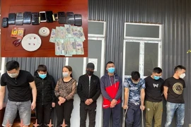 Các đối tượng tổ chức đánh bạc và tang vật vụ án.