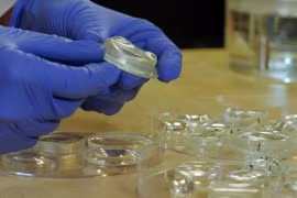 Chế tạo các thấu kính quang học bề mặt phức tạp từ chất lỏng