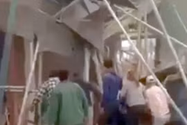 Cận cảnh vụ đào bới cứu người do sập giàn giáo