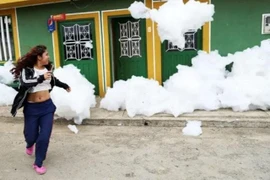 Colombia: Bọt trắng như mây tràn vào thị trấn Bogota