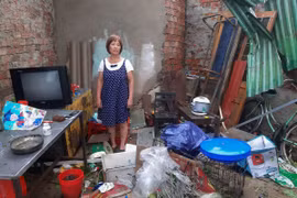 Nhà dân tan hoang sau bão Molave