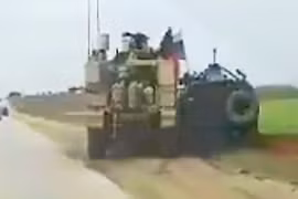Xe thiết giáp Mỹ chèn xe quân cảnh Nga trên đường tuần tra