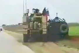 Xe thiết giáp Mỹ chèn xe quân cảnh Nga trên đường tuần tra