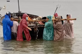 Bão số 5 giảm cấp độ khi vào bờ, cảnh báo các tỉnh miền Trung mưa rất to