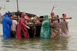 Bão số 5 giảm cấp độ khi vào bờ, cảnh báo các tỉnh miền Trung mưa rất to