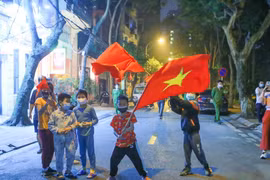 Khoảnh khắc gỡ bỏ hàng rào tại khu cách ly Trúc Bạch