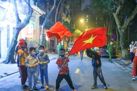 Khoảnh khắc gỡ bỏ hàng rào tại khu cách ly Trúc Bạch