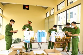 Hà Tĩnh: Thu giữ hàng nghìn viên thuốc điều trị Covid-19 và kit test nhanh nhập lậu.