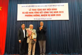 Đảng bộ Liên hiệp Hội Việt Nam trao tặng huy hiệu 70 năm tuổi Đảng