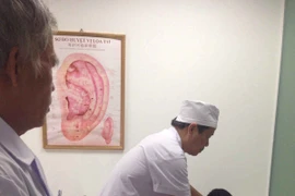 Cấy ghép kích thích huyệt đạo liên tục chữa thoát vị đĩa đệm cột sống