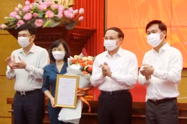 Bí thư Tỉnh ủy Quảng Ninh Nguyễn Xuân Ký trao quyết định chuẩn y đồng chí Trịnh Thị Minh Thanh, Phó Chủ tịch Thường trực HĐND tỉnh giữ chức vụ Phó Bí thư Tỉnh ủy.