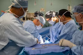 Bác sĩ Simon Bramhall từng là tác giả của nhiều cuốn sách kinh dị về y khoa 