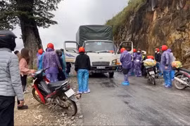 Hỗn chiến giữa xe tải và nhóm phượt thủ ở Hà Giang
