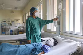 Chơi bật lửa, trẻ 11 tuổi bỏng toàn bộ vùng mặt và mắt