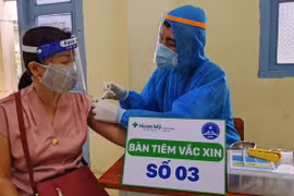 Tiêm Vắcxin Covid-19 cho giáo viên ở TP Cần Thơ.