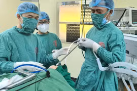 Gắp xương lợn 2 cm trong phế quản gốc khiến người bệnh khó thở, tím tái