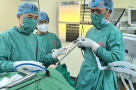 Gắp xương lợn 2 cm trong phế quản gốc khiến người bệnh khó thở, tím tái