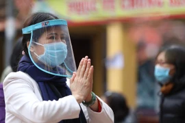 Người Hà Nội đeo khẩu trang lên chùa ngày Tết