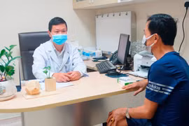 Vừa cắt thân đuôi tụy vừa cắt lách cho bệnh nhân bị u nang giả tụy