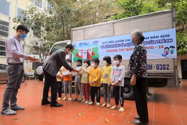 Vinamilk trao tặng 1,7 triệu ly sữa hộ trợ trẻ em khó khăn giữa dịch Covid-19