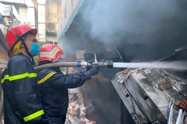 Lực lượng chữa cháy ở hiện trường.