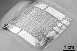 Miếng dán sức khỏe điện tử siêu mỏng tự cung cấp năng lượng