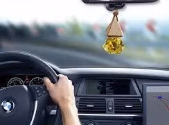 Nguy hại tiềm ẩn khi để tinh dầu trong ô tô