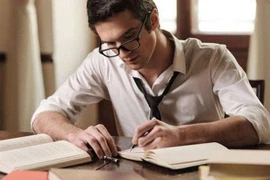 Mờ mắt khi đọc sách