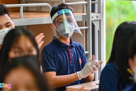 Nguy cơ cận thị, mỏi mắt khi học sinh đeo nón che giọt bắn liên tục