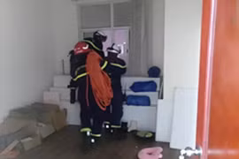 Giải cứu nam sinh lớp 9 định nhảy lầu tự tử