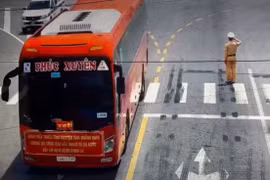 CSGT Bắc Giang đứng nghiêm chào đoàn chi viện chống dịch từ Quảng Ninh