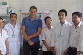 GS Huỳnh Đình Chiến (ngoài cùng bên phải) cùng nhóm nghiên cứu tại Trung tâm y tế huyện Hướng Hóa (Quảng Trị) trong chuyến nghiên cứu khảo sát đầu năm 2019.