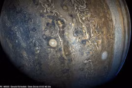 Cận cảnh “chuỗi bão ngọc trai” di chuyển trên sao Mộc