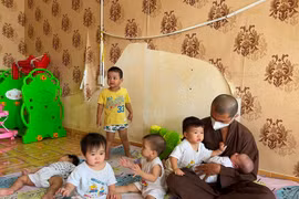 Những đứa trẻ nương mình nơi cửa Phật