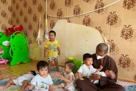 Những đứa trẻ nương mình nơi cửa Phật