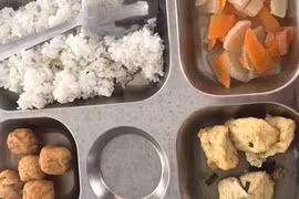 Hiệu trưởng "né" nhiều câu hỏi sau khi phụ huynh phản ứng bữa ăn của học sinh quá lèo tèo