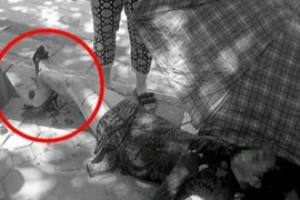 Người phụ nữ bị gãy gập chân vì áo chống nắng cuốn vào bánh xe máy