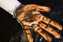 Ảnh: Dầu lắng cặn, bốc mùi nồng nặc khi thau bể nước tại khu đô thị Hà Nội sau sự cố ô nhiễm nước sông Đà