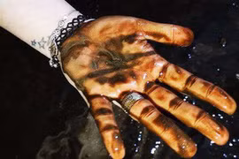 Ảnh: Dầu lắng cặn, bốc mùi nồng nặc khi thau bể nước tại khu đô thị Hà Nội sau sự cố ô nhiễm nước sông Đà