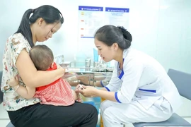 Virus bại liệt lây truyền qua đường nào?