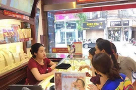 Giá vàng tiếp tục đi xuống, rời xa mốc 42 triệu đồng/lượng